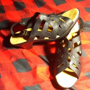 EASY STREET COMFORTWAVE NWOT Black Leather Strappy Heeled Shoes